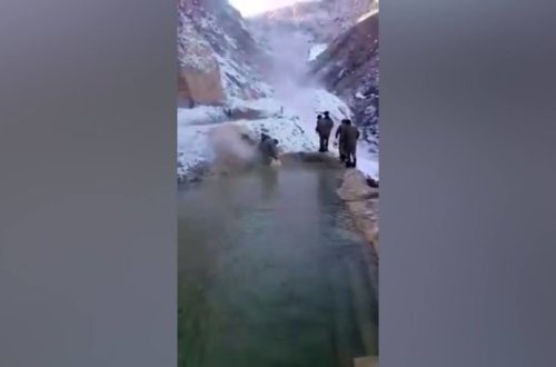 Азербайджанские солдаты пьют воду из родника Истису в Кельбаджаре – ВИДЕО