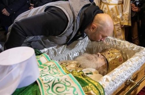 Kilsədə məsuliyyətsizlik: Koronavirusdan ölmüş din xadimlərini öpmək baha başa gəldi