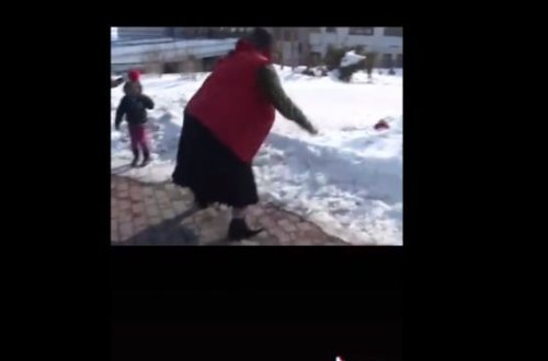 Laçından çıxmaq istəməyən erməni qadın saçını yonub qışqırdı - VİDEO