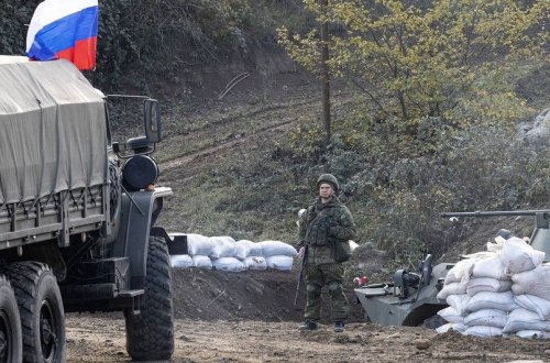 Rusiya sülhməramlıları Laçında erməni bayrağını çıxardılar