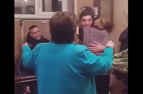 Qəfil gələn ƏSGƏRİN ailəsinə yaşatdığı SEVİNC ANI - VİDEO