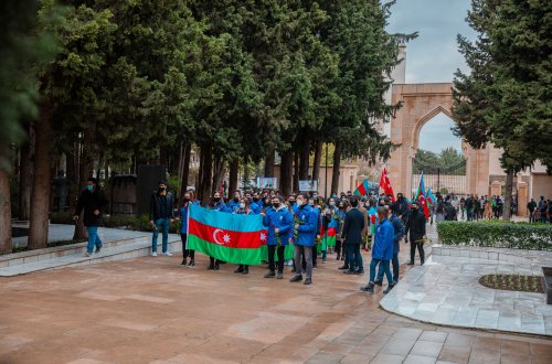 Gənclər təşkilatları Ulu Öndərin məzarını və Şəhidlər Xiyabanını ziyarət edib - FOTOLAR