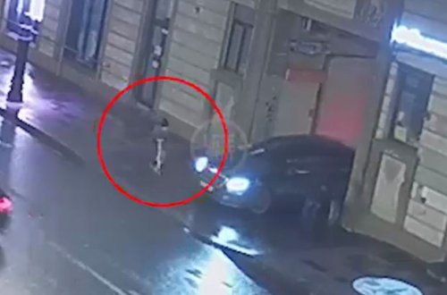 Uşağı vurduğunu görməyib, yüz metr sürüdü - VİDEO