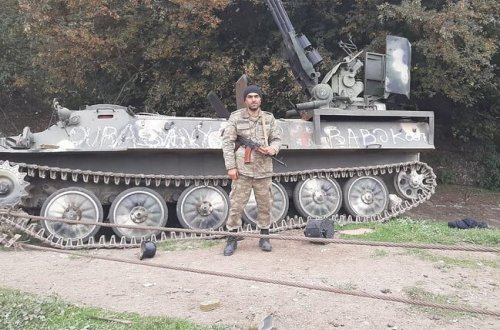 Şuşa döyüşlərində yaralanan qazimizin ailəsinə QOVUŞMA ANI- VİDEO