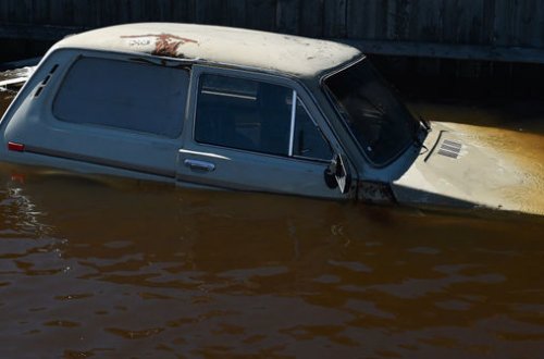 Kürdəmirdə avtomobil su kanalına düşdü, xəsarət alan var