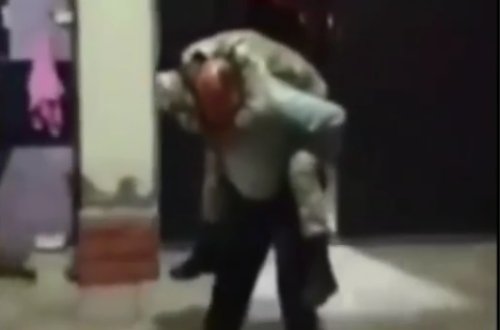 Cəbhədən qayıdan oğlunu kürəyində gəzdirən ata ÜRƏK DAĞLADI - VİDEO