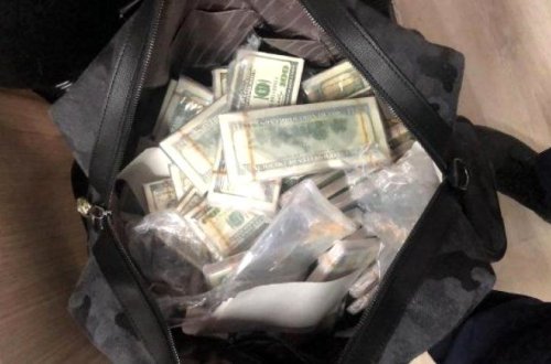 Nazir 5 çamadan dollarla təslim oldu - FOTO