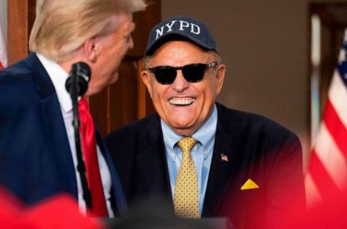 Trampın vəkili koronavirusa yoluxub - FOTO