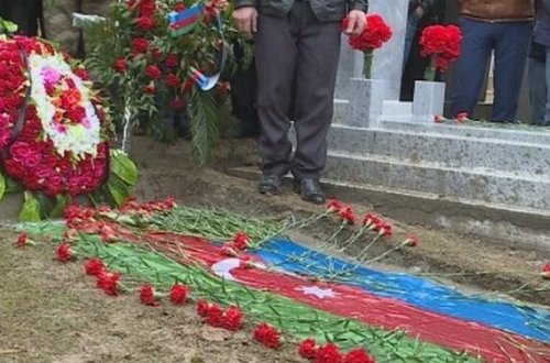 Sevdiyi qızın şəhidin məzarı üstündə yazdığı sözlər hər kəsi GÖZ YAŞINA BOĞDU - FOTO