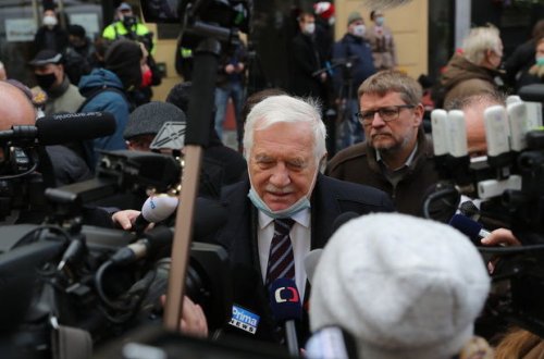 Çexiyanın keçmiş prezidenti maskanı səhv ​​taxdığı üçün cərimələnib - FOTO