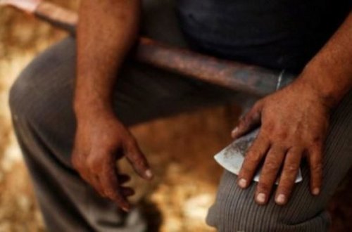 В Баку арестован мужчина, ударивший топором сына и невестку