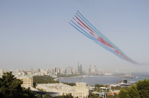 Hərbi təyyarələr Qələbə paradına hazırlıq uçuşları keçirib