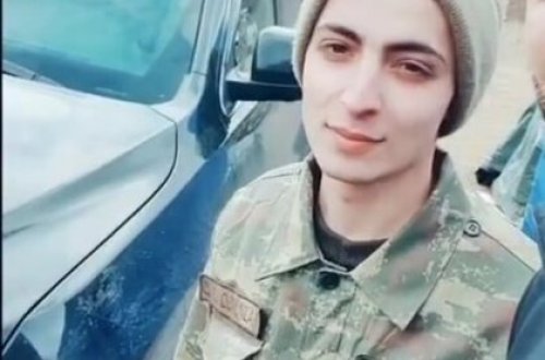 Döyüş yoldaşlarını qorumaq üçün özünü qumbaranın üstünə atdı -VİDEO