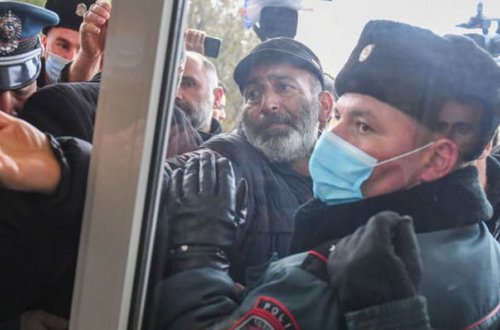 İtkin düşmüş hərbçilərin valideynləri Eçmiədzində etiraz aksiyası keçirirlər