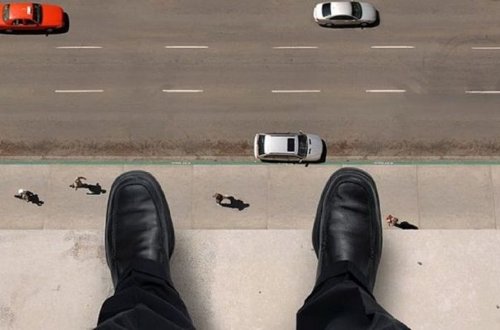 Bakıda 63 yaşlı kişi özünü binadan ataraq intihar etdi