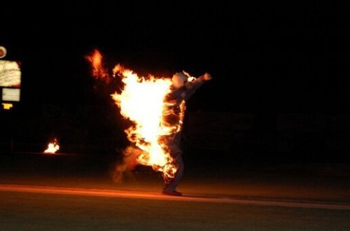 Bu ölkədə jurnalist diri-diri yandırıldı - FOTO