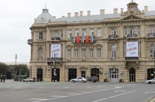 Türkiyə və Azərbaycan bayraqları ilə bəzənmiş Bakı küçələri - FOTO