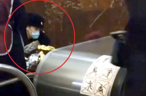 Moskva metrosunda qadın polislərin köməyi ilə uşaq dünyaya gətirdi - VİDEO
