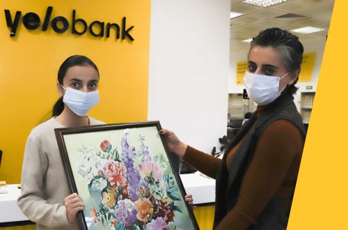 Gənc rəssam Yelo Banka çəkdiyi rəsmi hədiyyə etdi.