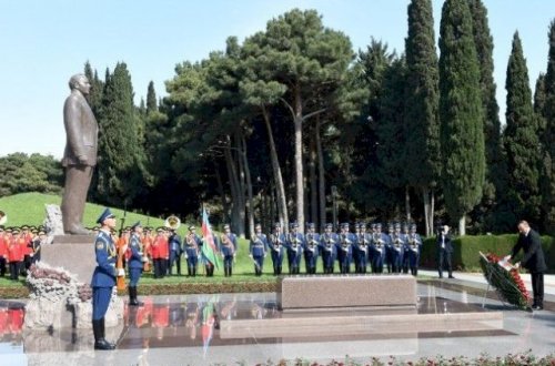 Prezident ulu öndər Heydər Əliyevin məzarını ziyarət edib