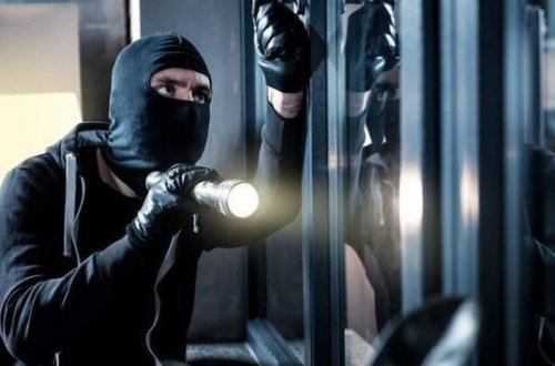 В Гяндже из торгового центра украли одежду на 10 тыс. манатов