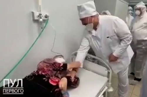 Belarusiyalı qadın prezidentin əlindən su içdiyini anlamadı - VİDEO