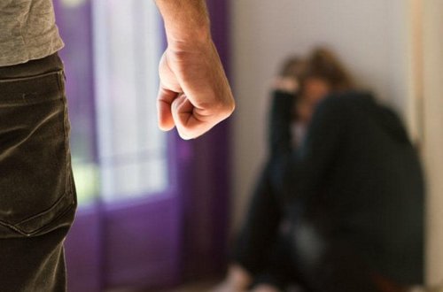 İşdən gələn kişi qapıda qaldığı üçün arvadına dəhşət yaşatdı - Təfərrüat