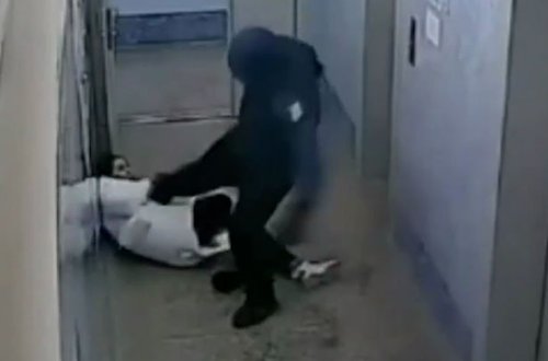 Tanımadığı qızı qəddarcasına döydü - VİDEO