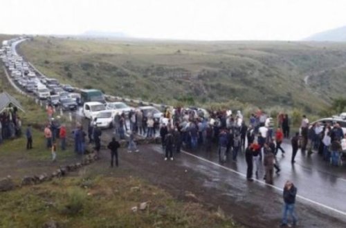 Ermənilər İran-Ermənistan yolunu bağladı