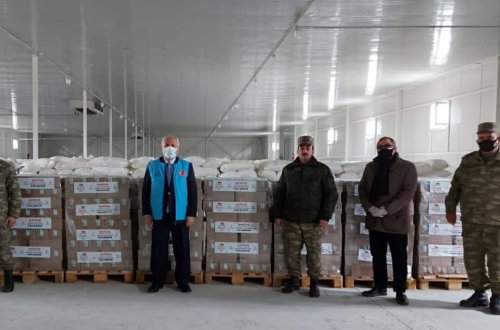 “Tək Millət, Tək Ürək” Humanitar Platforması çərçivəsində 2.500 ədəd yataq örtük dəsti və 100 000 ədəd 200 ml-lik Təbii Süd Müdafiə Nazirliyinə təqdim edildi