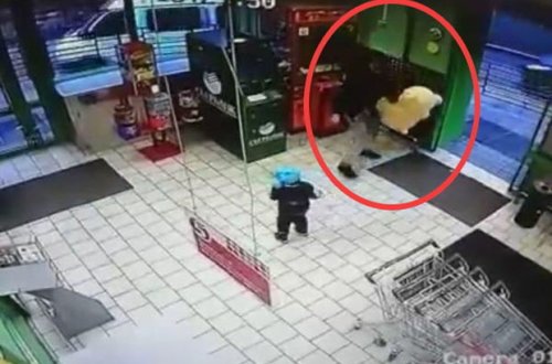 Övladına Milad hədiyyəsi vermək üçün oyuncaq avtomatını qırdı – VİDEO