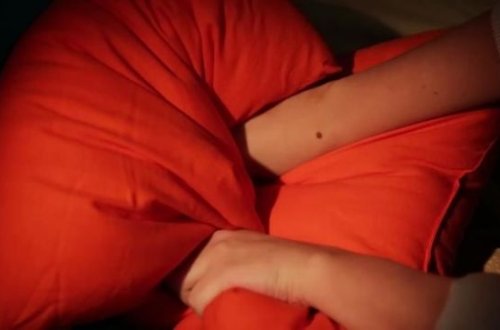 Xəstəxanada dəhşətli hadisə: Ruhi xəstə yanında yatan qadını boğaraq öldürdü