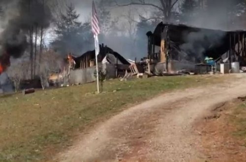 Azyaşlı oğlan iki yaşlı bacısını yanğından xilas etdi