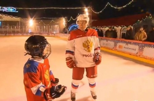 Путин исполнил мечту больного лейкозом мальчика, выйдя с ним на лед - ВИДЕО