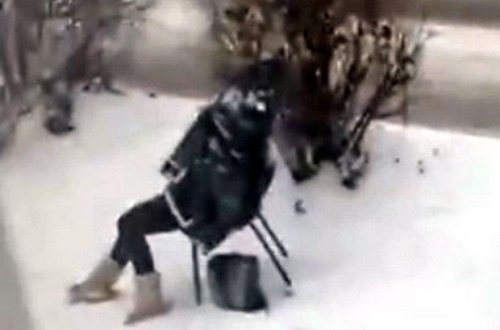 Xəstəni qarlı havada çölə qovub təcili yardım çağırdılar – VİDEO