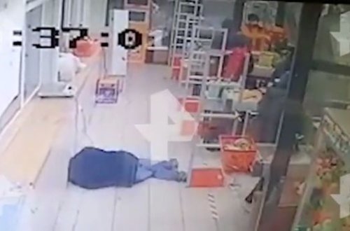 Mağazanın kassa bölməsində baş verən mübahisə ölümlə nəticələndi - VİDEO