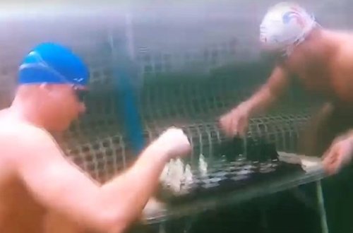 Şaxtalı havada suyun altında şahmat turniri keçirdilər - VİDEO