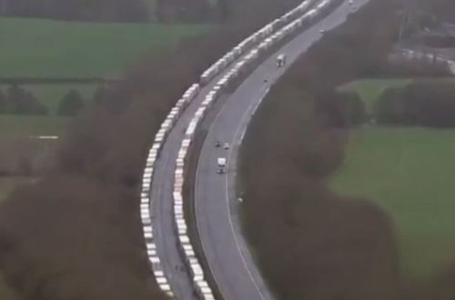 COVID-19-un yeni növü kilometrlərlə uzanan tıxaca səbəb oldu - VİDEO