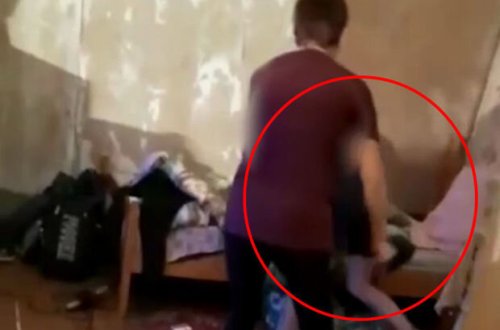 Sərxoş ana azyaşlı oğlunu döyə-döyə öldürmək istədi - VİDEO