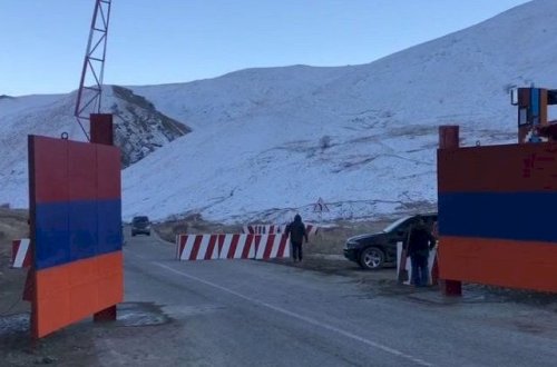 Kəlbəcərin çıxışına qoyulan qapı bayrağımızın rənglərinə boyandı — FOTO