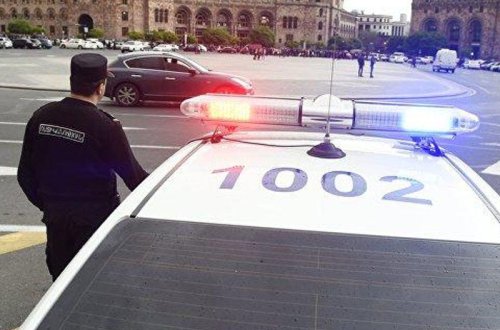 Yerevanda polis hökumət binasını əhatəyə alıb