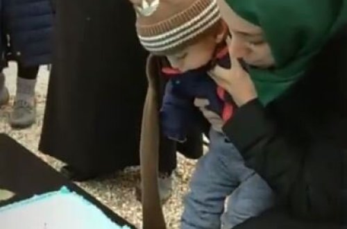 ÜRƏK PARÇALAYAN mənzərə: OĞLUNUN bir yaşını, ŞƏHİD olan ərinin MƏZARI başında QEYD ETDİ - VİDEO