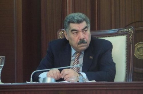 Atasına qızıldan heykəl qoyduran başçının şübhəli tender ortaqları - İLGİNC