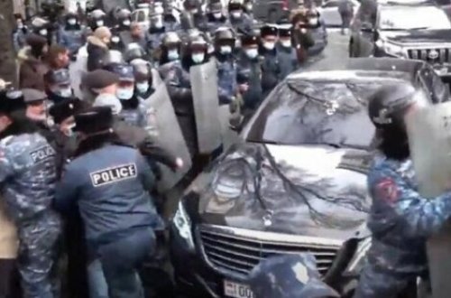 Paşinyanın korteci vətəndaşların üzərinə şığıdı - VİDEO