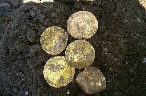 Quşları seyr etməyə çıxan kişi xəzinə aşkar etdi