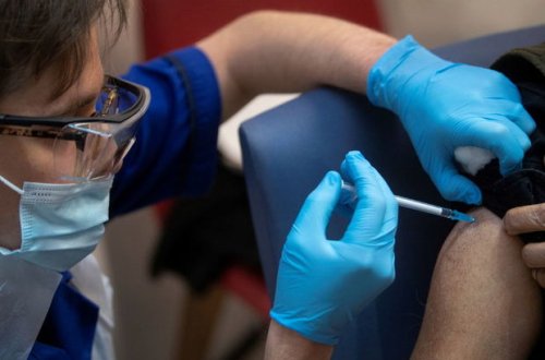 Daha bir tibb işçisi koronavirusa qarşı peyvənd vurdurduqdan sonra xəstəxanalıq oldu