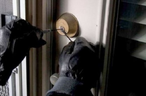 Test vermək adı ilə qonşusunu xəstəxanaya çağırıb evini soydu