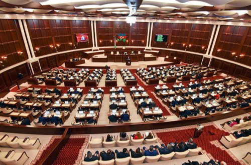 Deputatlar 12 məsələnin müzakirəsinə yığışır