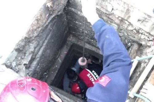 Hamilə qadın kanalizasiya quyusuna düşdü - VİDEO