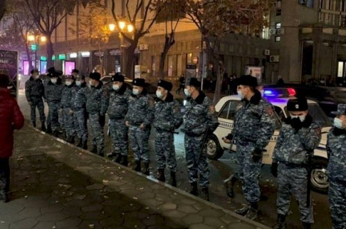 Ermənilər parlament binasını mühasirəyə aldılar